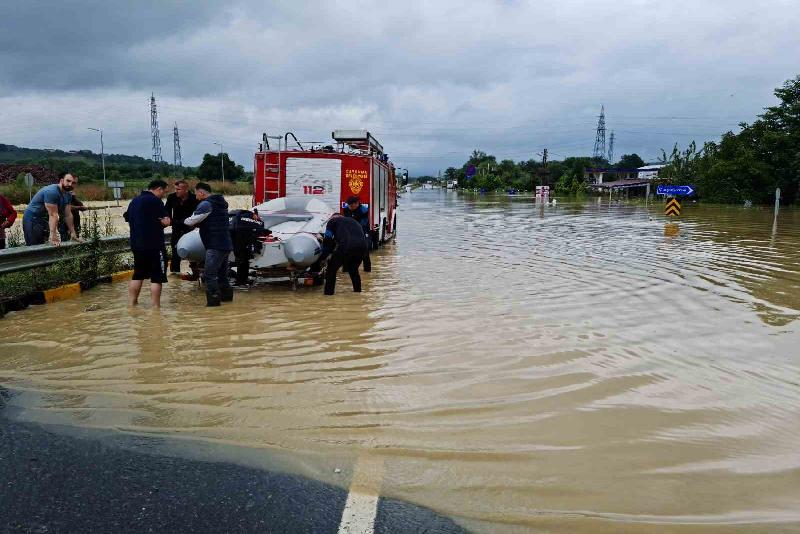 Selde mahsur kalanlar botlarla kurtarıldı Zonguldak’ın Çaycuma ilçesinde yaşanan selde mahsur kalanlar botlarla kurtarıldı. Çaycuma