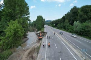 Zonguldak’ta yaşanan sel felaketi nedeniyle Zonguldak-Ankara karayolunda çökme meydana geldi.