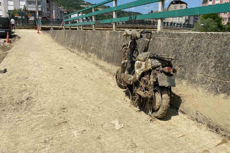 Zonguldak’ın Devrek ilçesinde sel felaketi sonrasında temizlik çalışmaları sürüyor. İlçede