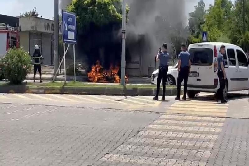 Zonguldak’ın Çaycuma ilçesinde, seyir halindeki motosiklet bir anda alev alınca