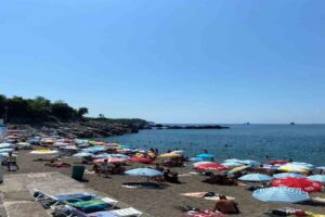 Zonguldak’ta sıcak havayı fırsat bilen vatandaşlar halk plajı olan Kapuz