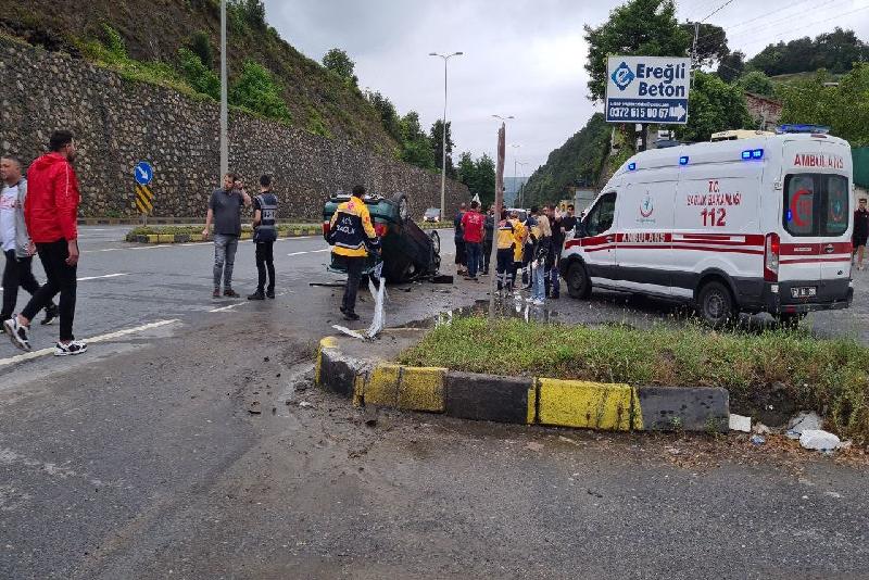 Zonguldak’ın Alaplı ilçesinde seyir halinde cep telefonuna bakan sürücü otomobili