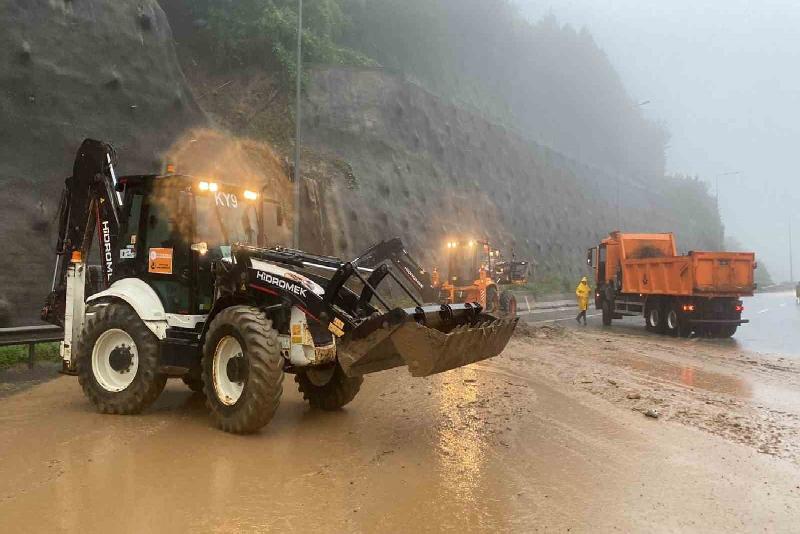 TEM Otoyolunda heyelan nedeniyle 3 araç zarar gördü 100 karayoluna yönlendiriliyor. Batı Karadeniz Bölgesi’ni etkisi altına yağışlar Düzce’de