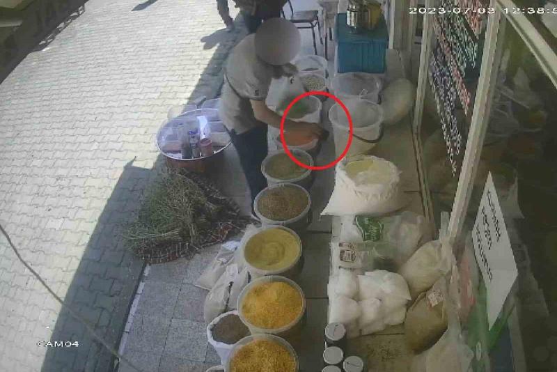 Kastamonu’nun Cide ilçesinde alışveriş yaptığı iş yerinden ayrılırken tezgahta gördüğü