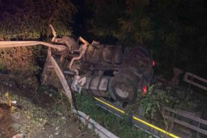 Anadolu Otoyolu Düzce geçişinde kontrolden çıkan tır takla attı. Emniyet