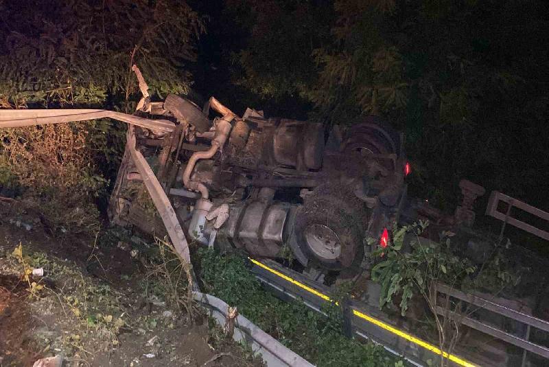 Tır takla attı, emniyet kemeri hayat kurtardı Anadolu Otoyolu Düzce geçişinde kontrolden çıkan tır takla attı. Emniyet