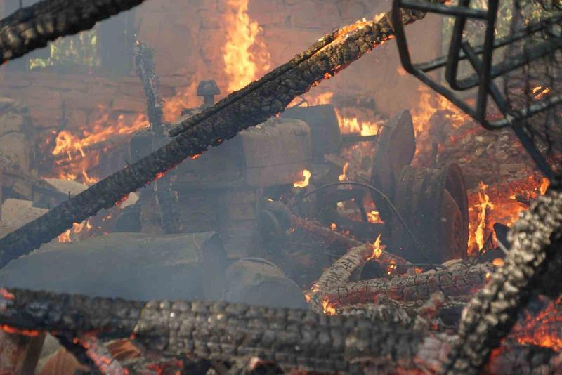 Kastamonu’da traktörden çıktığı tahmin edilen yangın sebebiyle iki katlı ev