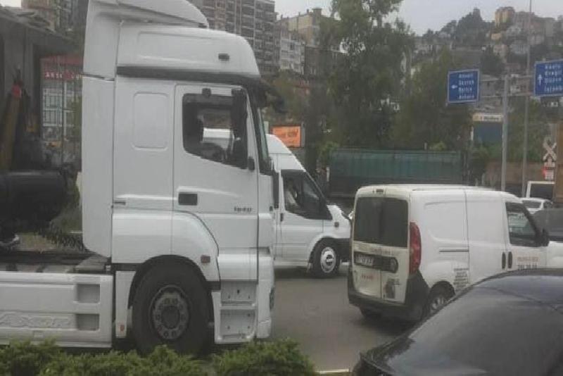 Tren arızalanınca trafik durdu Zonguldak’ta Uğur Mumcu kavşağı üzerinde kömür trenin arıza vermesi nedeniyle