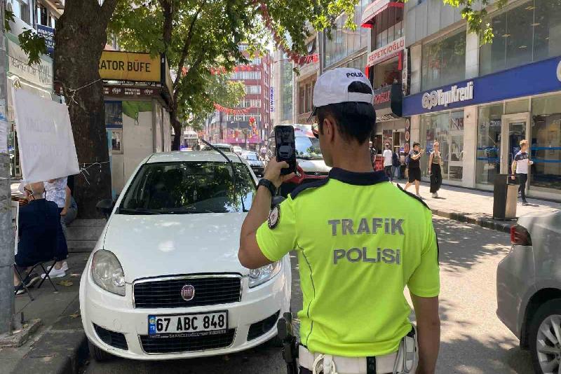 Zonguldak İl Emniyet Müdürlüğüne bağlı trafik ekipleri Gazipaşa Caddesi’nde parklanma