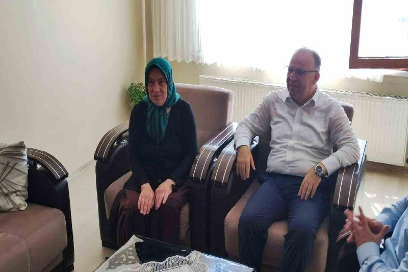 Vali Tutulmaz’dan şehit ailesine ziyaret Zonguldak’ta 15 Temmuz Demokrasi ve Milli Birlik Günü dolayısıyla Vali