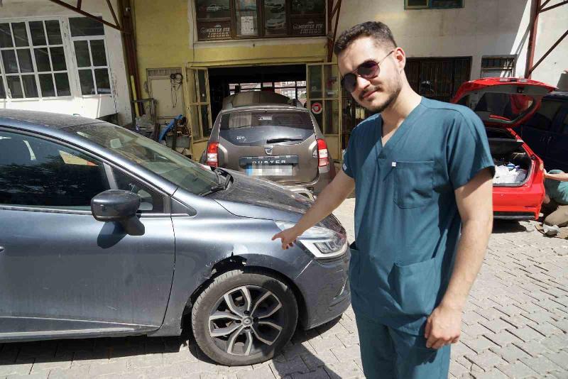 Kastamonu’da bir veteriner hekime ait araca saldıran sokak köpekleri, çamurlukları