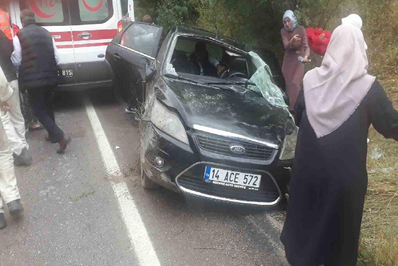 Bolu’nun Mudurnu ilçesinde yağış dolayısıyla kayganlaşan zeminde kontrolden çıkan otomobil