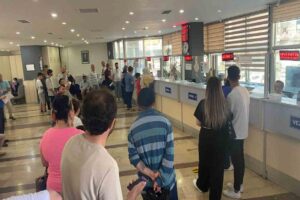 Zonguldak’ta vatandaşlar belediyeyi ait borçları yapılandırmak için veznelerde uzun kuyruklar