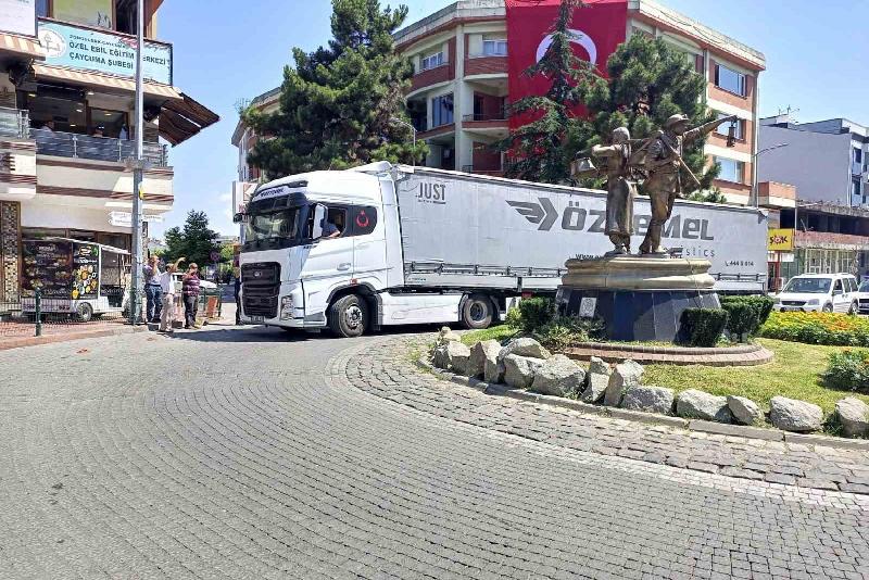 Zonguldak’ın Çaycuma ilçesinde trafiğe yasak olan saatlerde merkez yola giren