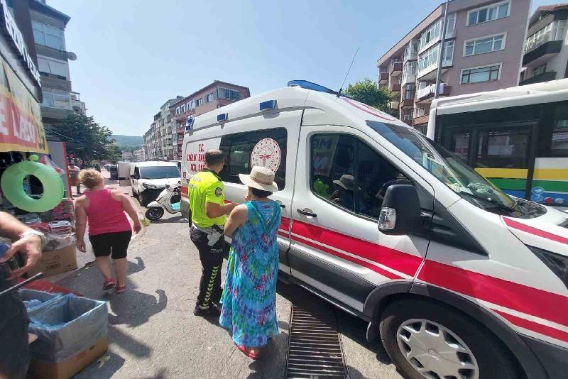 Yayalara yol vermek isterken kaza yaptı Zonguldak’ın Ereğli ilçesinde yayalara yol vermek isteyen motosiklet sürücüsü, dengesini