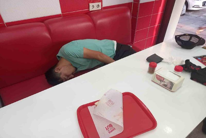 Yemek yerken sızdı, ekipleri harekete geçirdi Zonguldak’ın Ereğli ilçesinde yemek yerken sızan şahıs, ekipleri harekete geçirdi.