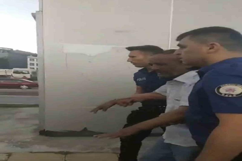 Zonguldak’ın Devrek ilçesinde bir kişi sel felaketinden hasar alan ve