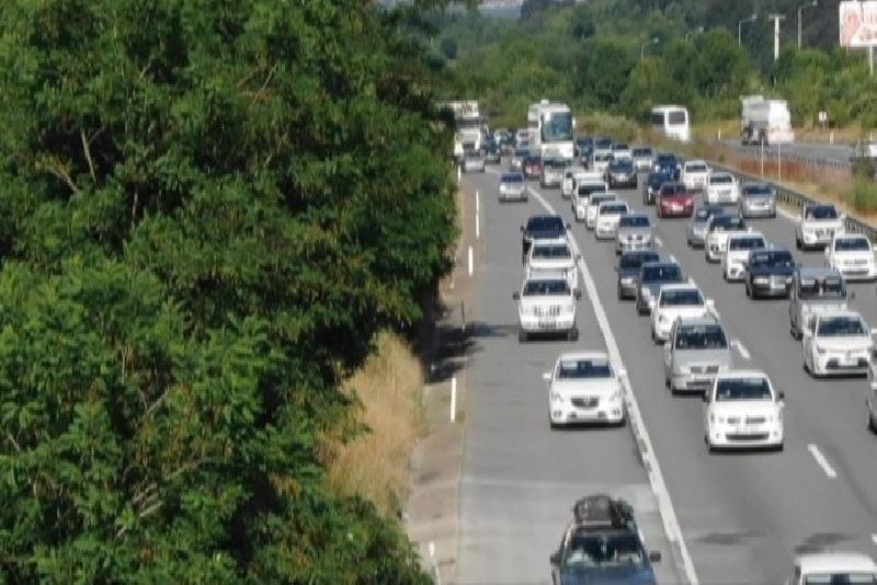 DÜZCE (İHA) – TEM Otoyolu Düzce geçişinde tatil dönüşü yoğunluğu