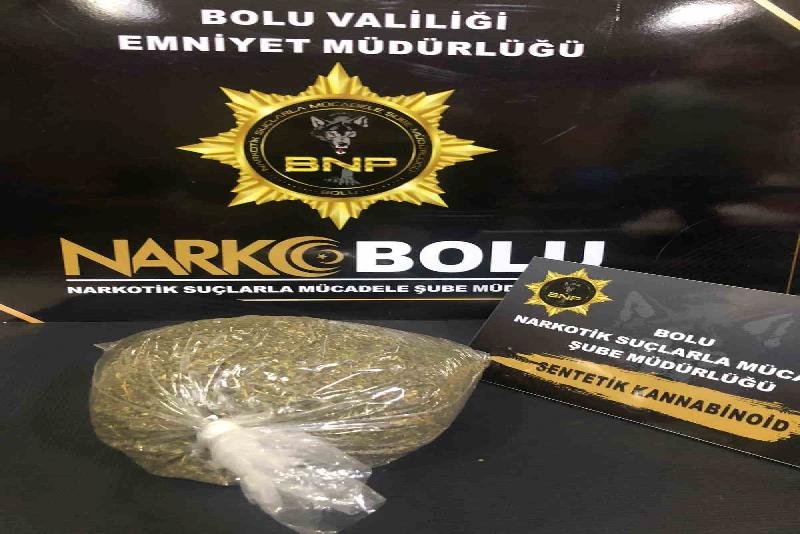 Bolu’da narkotik ekiplerince yolcu otobüsünde yapılan aramada, bir şüphelinin üzerinde