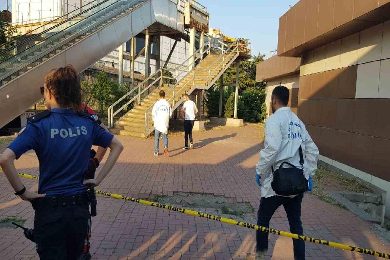 Karabük’te üst geçidin yürüyen merdivenin altında yeni doğmuş bebek cesedi