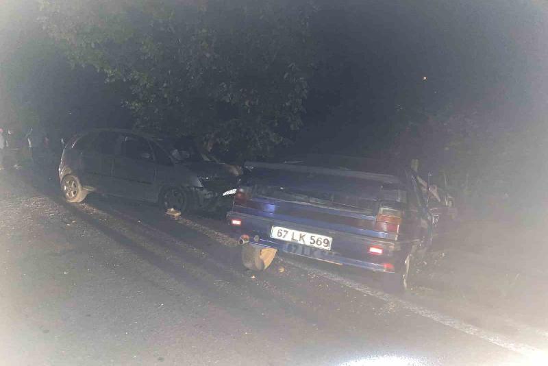 Zonguldak’ın Alaplı ilçesinde Mollabey yolunda iki otomobilin kafa kafaya çarpışması