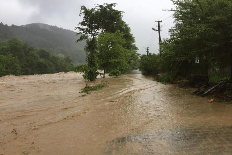Zonguldak’ın ilçelerinde sağanak taşkınlara neden oldu Zonguldak’ın Alaplı ve Ereğli ilçelerinde etkili olan sağanak sonrası çay