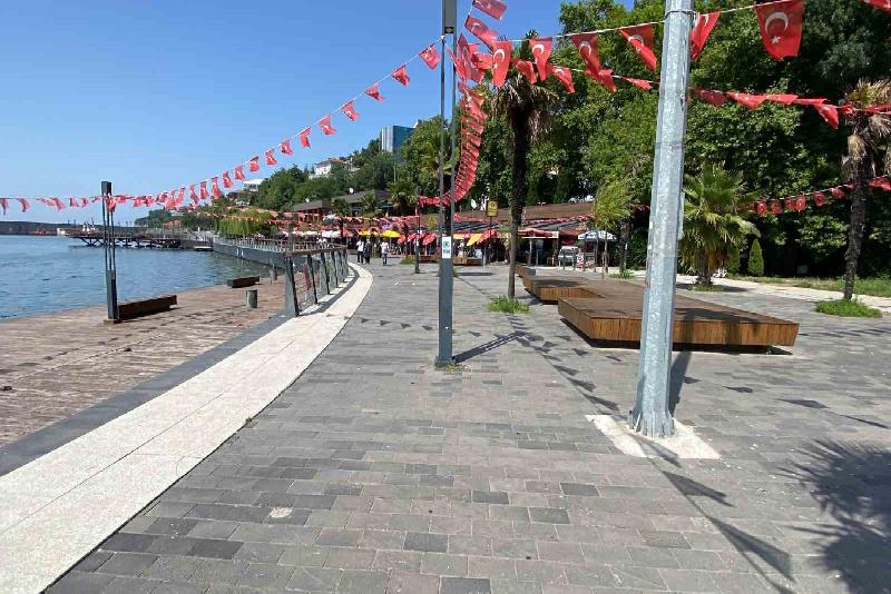 Zonguldak’ta hava sıcaklıklarının mevsim normallerinin üstüne çıkması ile vatandaşlar gölgelik