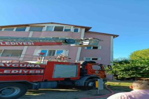 Zonguldak’ın Çaycuma ilçesinde elektrikten çıkan yangında ev kullanılamaz hale geldi.