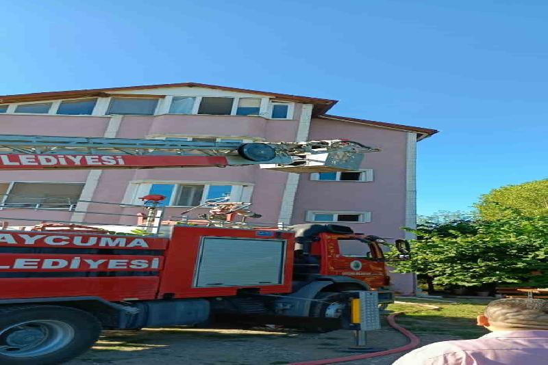 Zonguldak’ın Çaycuma ilçesinde elektrikten çıkan yangında ev kullanılamaz hale geldi.