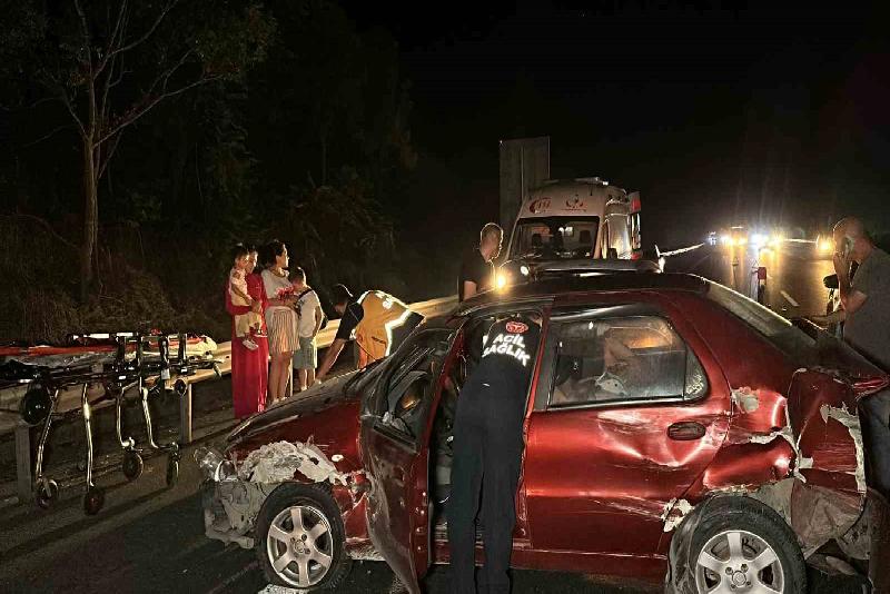Düzce’de 4 aracın karıştığı zincirleme trafik kazasında 6 kişi yaralandı.