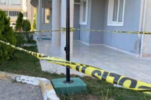 Kastamonu’da yaşadığı sitenin bahçesinde oynarken dokunduğu aydınlatma direğinde elektrik akımına