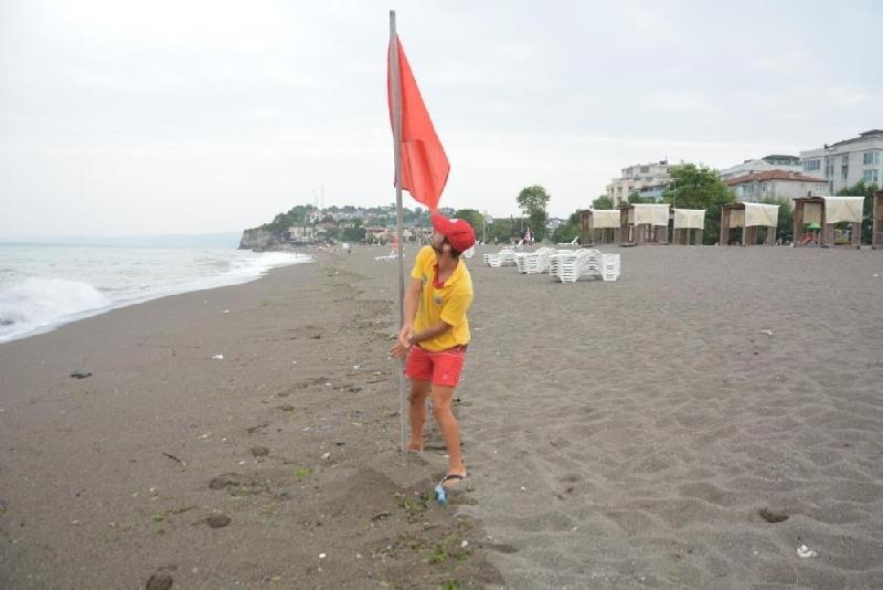 Düzce’nin Akçakoca ilçesinde denize girmek olumsuz hava şartları nedeniyle yasaklandı.