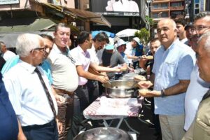 Zonguldak’ın Alaplı Belediyesi tarafından Muharrem ayı dolayısıyla vatandaşlara aşure ikramı
