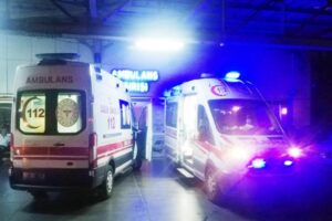 Zonguldak’ın Alaplı ilçesinde çıkan kavgada köy muhtarı bıçaklanırken, 2 kişide