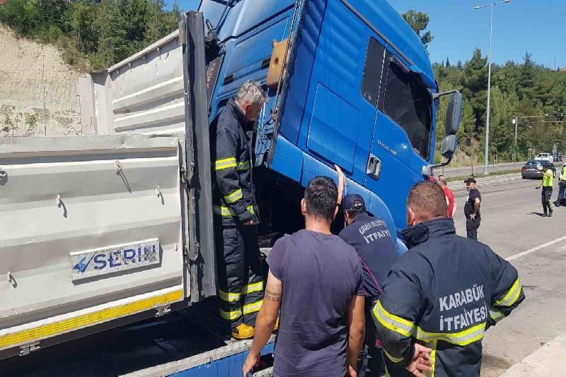 Karabük’te park halindeyken motor kısmından alev alan tırdaki yangın itfaiye