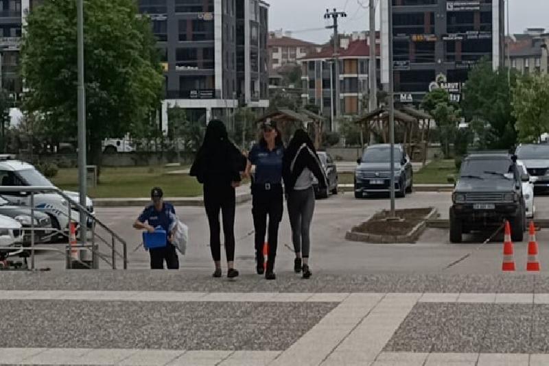 Apartmandan ayakkabı çalan teyze-yeğen adliyede Bolu’da keşif yaptıkları bir apartmana ellerini kollarını sallayarak girip ayakkabı