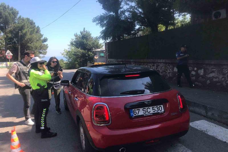 Araçları tek tek durdurdular, kurallar uymayan cezayı yedi Zonguldak İl Emniyet Müdürlüğüne bağlı trafik ekipleri Üniversite Caddesinde uygulama