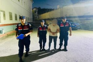Kastamonu’da farklı suçlardan aranan 3 şahıs, JASAT dedektifleri tarafından yakalandı.