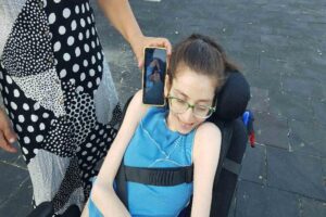 Karabük’te yaşayan bedensel engelli 36 yaşındaki Nuray Taşyıldız, şarkılarını beğenerek