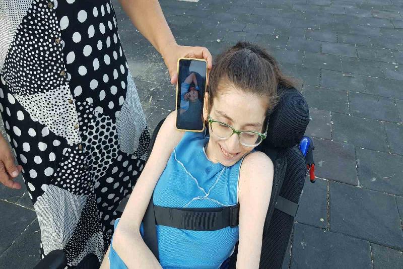 Karabük’te yaşayan bedensel engelli 36 yaşındaki Nuray Taşyıldız, şarkılarını beğenerek