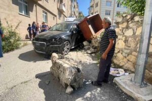 Kastamonu’da sürücüsünün direksiyon hakimiyetini kaybettiği cip, yol kenarındaki otomobil ile