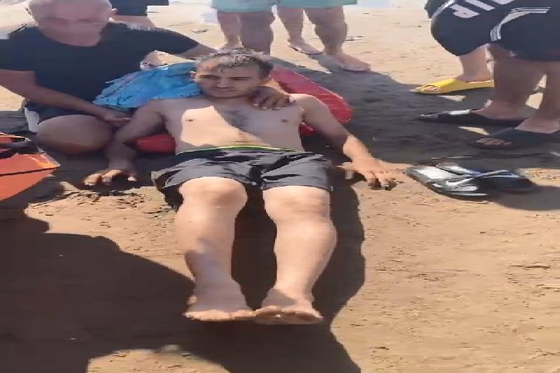 Denizde boğulma tehlikesi geçiren genci cankurtaran kurtardı Kastamonu’nun Cide ilçesinde serinlemek için girdiği denizde boğulma tehlikesi geçiren