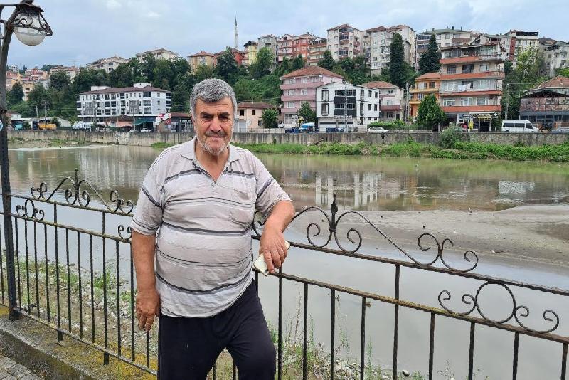 Zonguldak’ta Alaplı Yığılca arasındaki derelerde çamurlu sulara aldırış etmeden altın