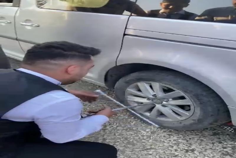 Düğü konvoyunu durdurup damada lastik değiştirttiler Karabük’te bir grup, düğün konvoyunu durdurarak damada lastik değiştirtti. Eflani