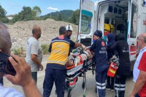 DÜZCE(İHA) – Düzce’nin Beyköy Beldesinde elektrik hattı çeken 2 işçi,