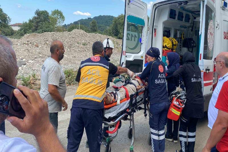 Elektrik hattı çeken 2 işçi akıma kapıldı DÜZCE(İHA) – Düzce’nin Beyköy Beldesinde elektrik hattı çeken 2 işçi,