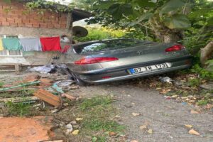 Zonguldak’ın Ereğli ilçesinde fren yerine gaza basan sürücü bir evin