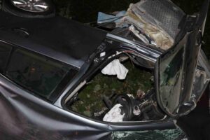 Bolu’da Abant Milli Parkı yolunda beton bariyere çarpan otomobil ikiye