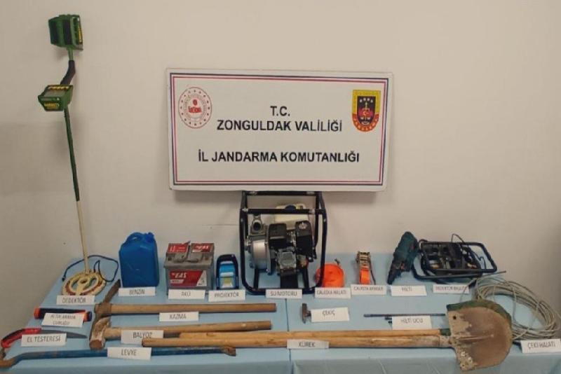 Kaçak kazı operasyonunda 6 kişi yakalandı Zonguldak’ın Ereğli ilçesinde kaçak kazı yapan 6 kişi jandarma ekiplerince