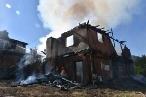 Kastamonu’nun Tosya ilçesinde çıkan yangında 2 ev kullanılmaz hale geldi,